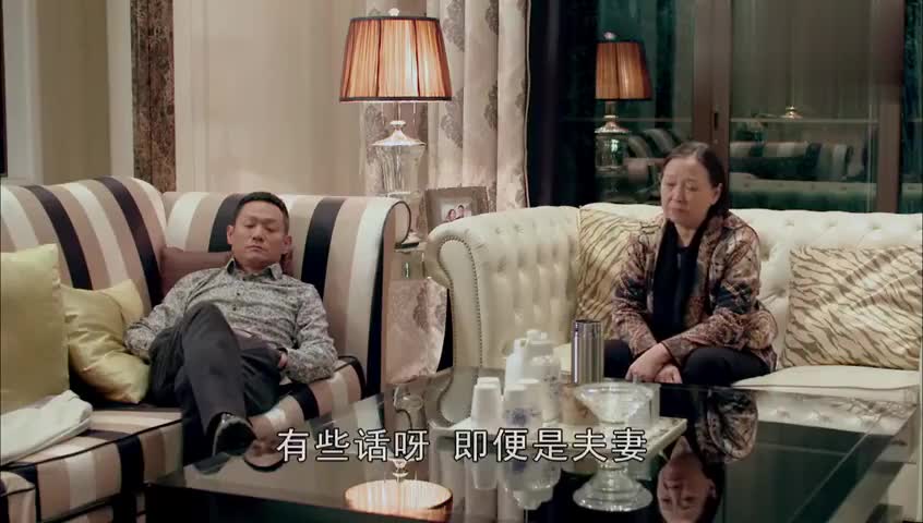 丈夫抛弃糟糠之妻养狐狸精,不料下秒富豪上门求爱妻子,瞬间酸了