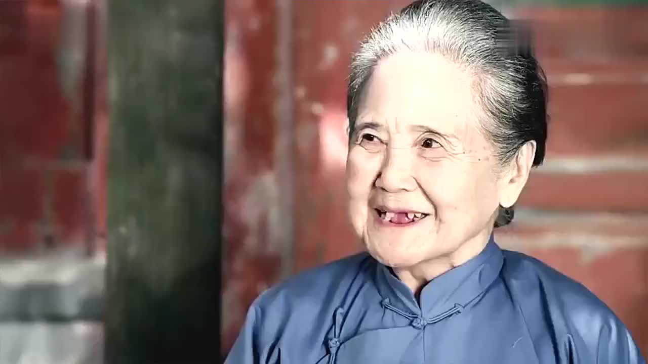 福贵偷懒不学习,跑回家呆在桶里暖和,被老太太训斥