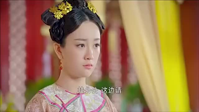 小桂子要看看鳌拜现在吃什么,多大人有眼色,让双儿和他一起去