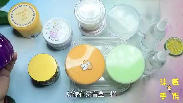 同桌见柚柚不开心,让她玩哈哈笑起泡胶,结果柚柚笑不停,无硼砂