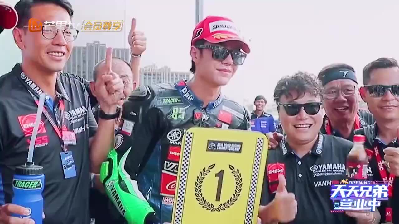 天天向上王一博化身赛车达人一身赛服霸气十足一眼爱三年啊