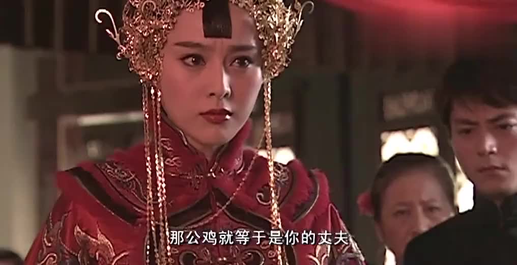 婆家竟让新娘和公鸡拜堂,新娘当场发飙大闹,长辈竟要她浸猪笼