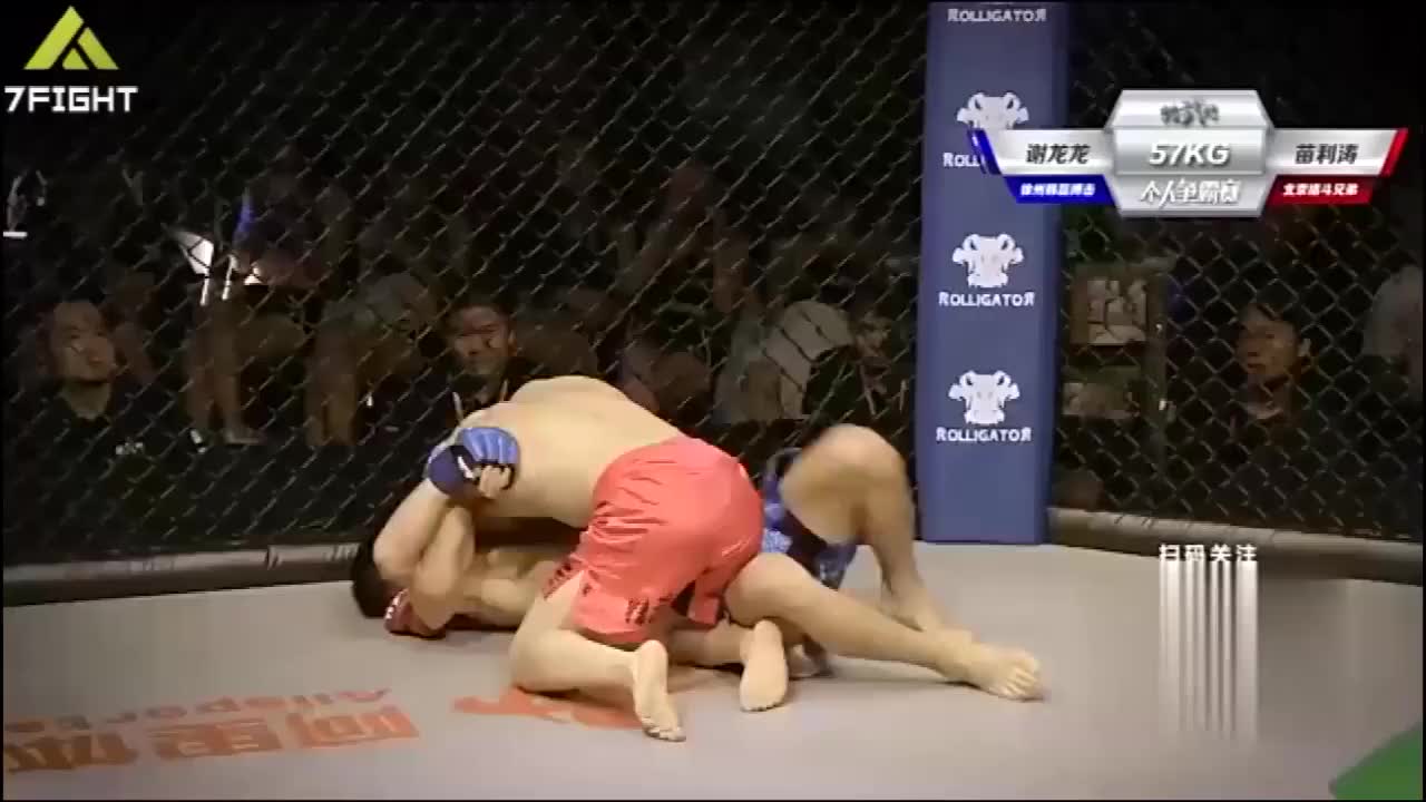 街球手邓丹曾在街头扮演过武僧虐爆路人