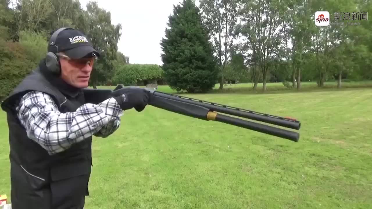 玩具版雷明顿m870霰弹枪,安装了高倍镜采用bb弹供弹射击