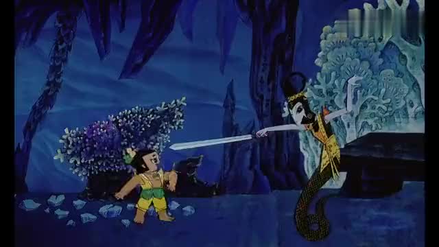 葫芦兄弟:蛇精终于出来了,看来听开心啊,在山洞里来回扭