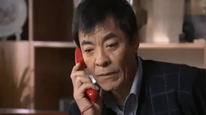 彭老爷子想起了当年传位的事,气的一脚踢碎理发馆的玻璃