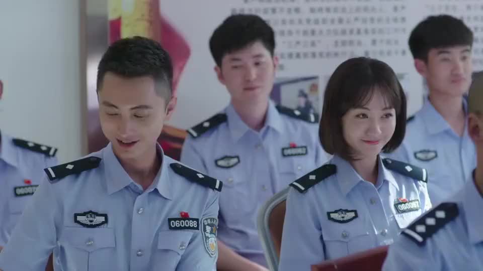 警犬来啦男警找不到毒贩位置警犬一闻就闻出来实在太厉害了