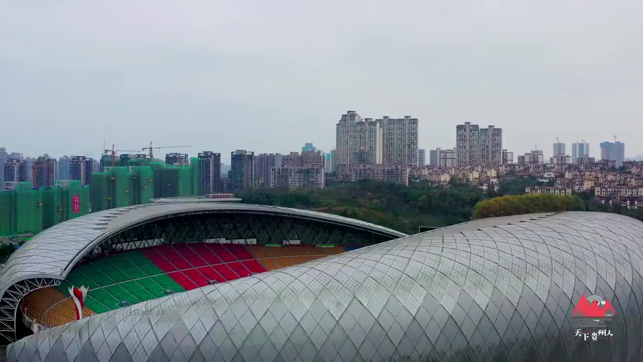 咖啡厅品茶,大排档撸串,体育场踢球.