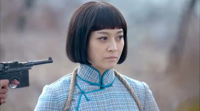 汉奸冒充八路首长,要枪决女八路,幸好小伙及时送上一脚飞踹