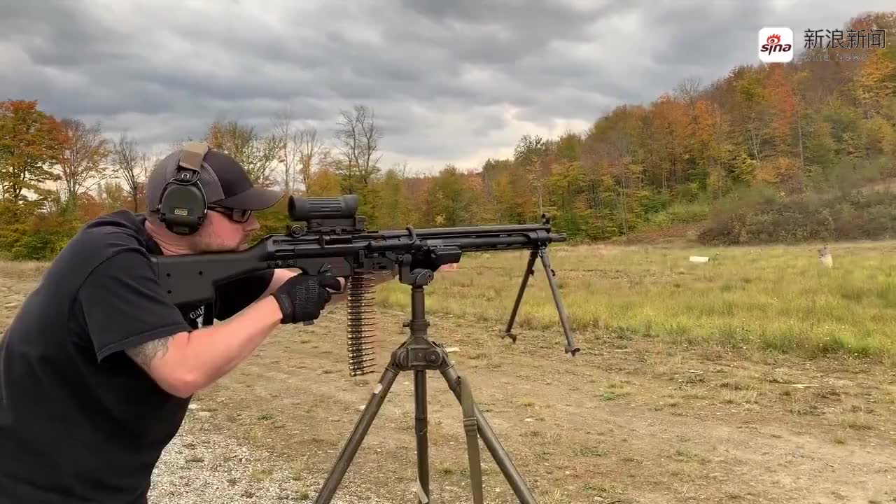 外国军人试射pkm通用机枪