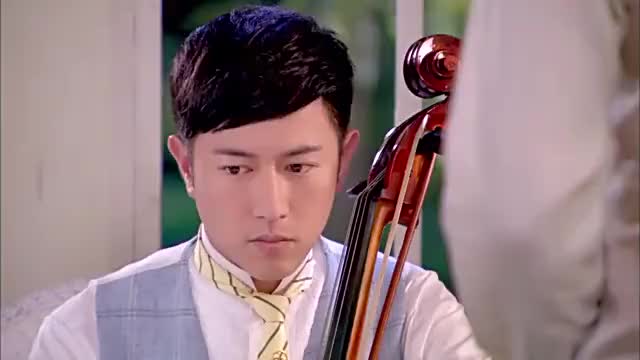 烽火佳人:绍峰救了红羽,为了留下证据拍照,美女内心是拒绝的