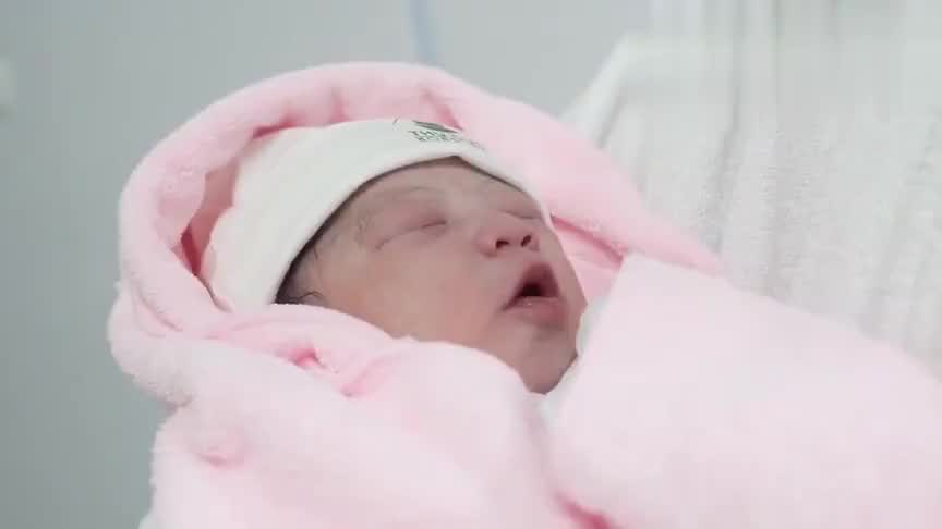 第一天回家的新生儿这小表情小眼神小脑袋瓜在想啥呢