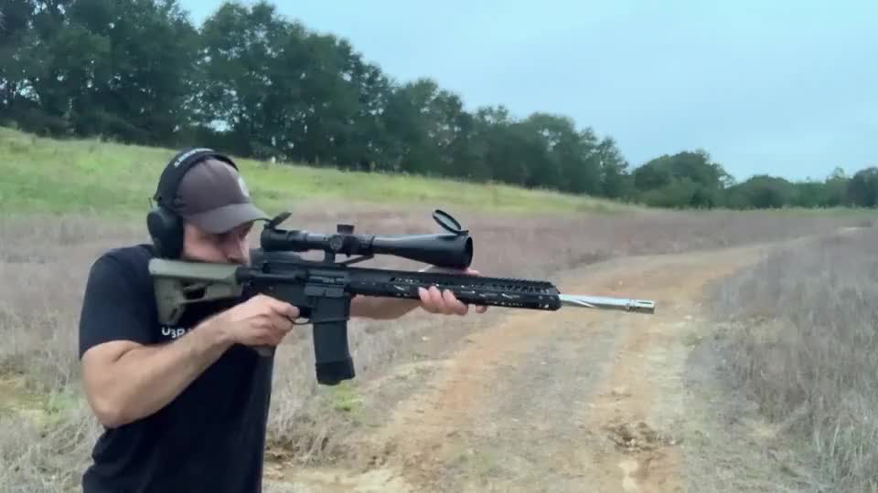 早期的左轮手枪,老枪性能可靠备受欢迎,美女靶场射击测试