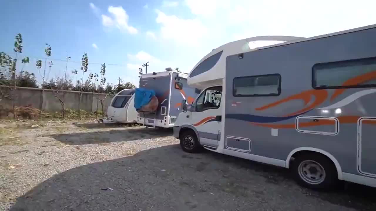 自驾旅行两年,第一次在服务区见房车驿站,专用停车位能睡个好觉