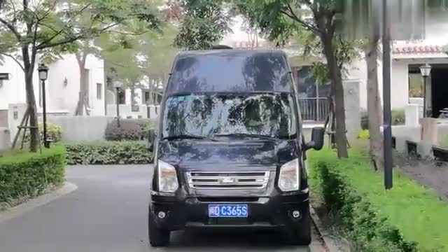 老崔又一个人把房车开进了大草原的中间,冰镇啤加白配肉饺子无敌