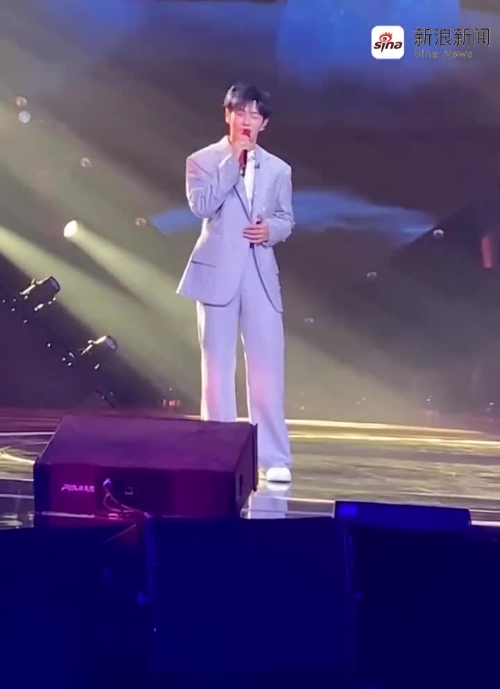 李汶翰《失落沙洲》现场饭拍 手拿红色麦克风