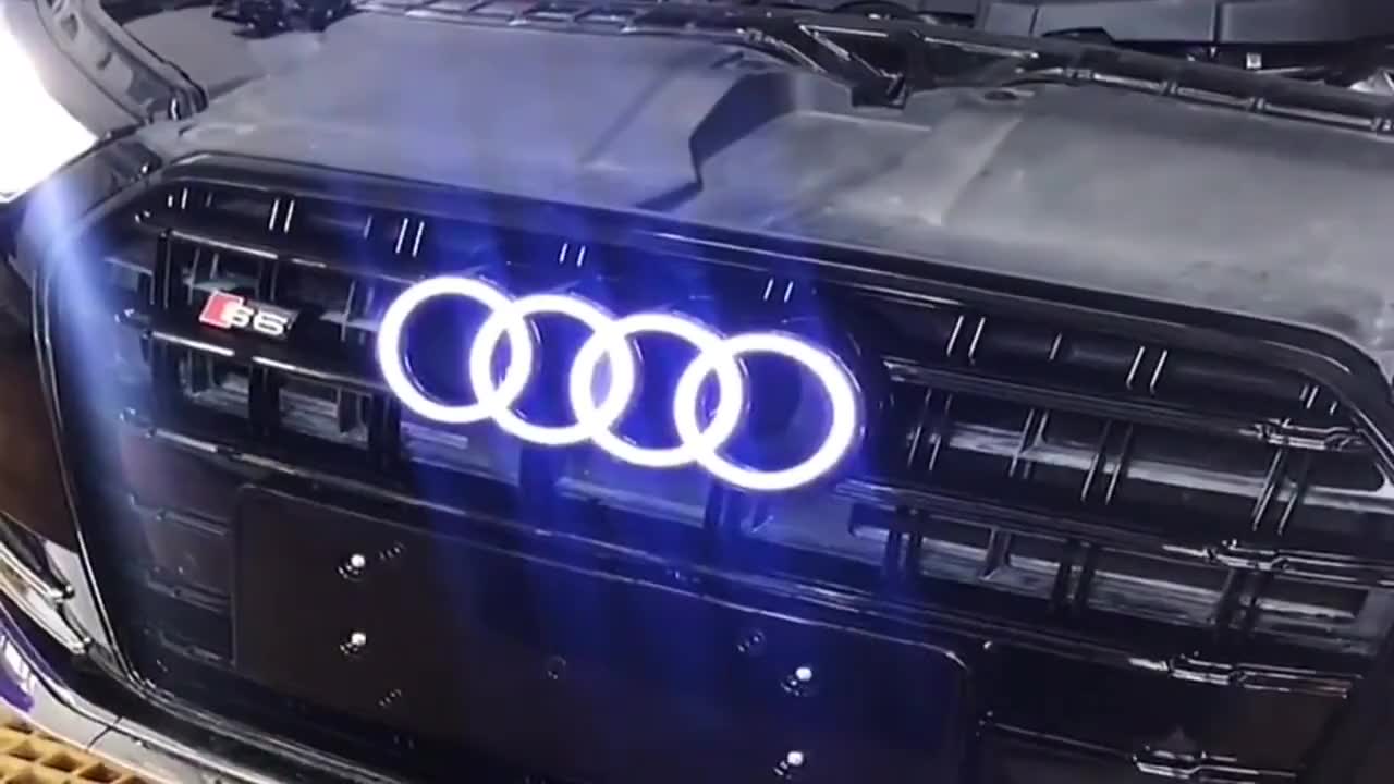 美女们停车真有水平,中间的奥迪车倒霉了,连车门都打不开