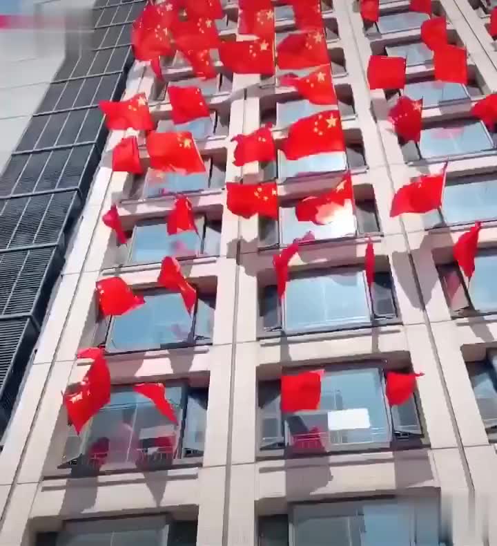 不怕大众带字母就怕红旗带话筒谁能解释什么意思