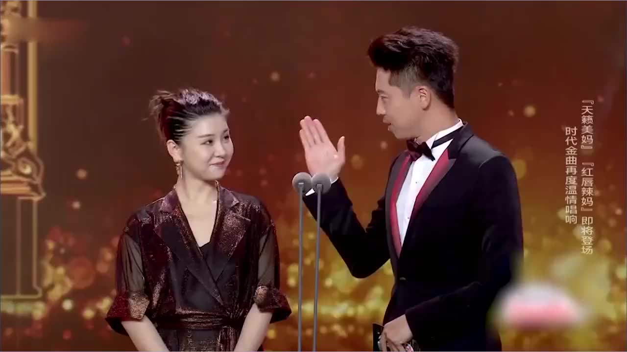 郑恺李小萌演唱《路灯下的小姑娘》,动感节奏嗨翻全场!