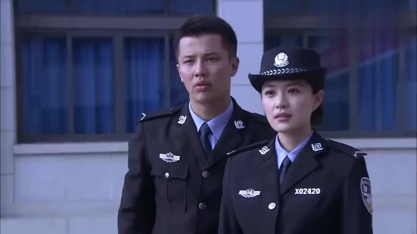 警校学生第一天到警队报道就看到在警队当缉毒队队长的父亲牺牲