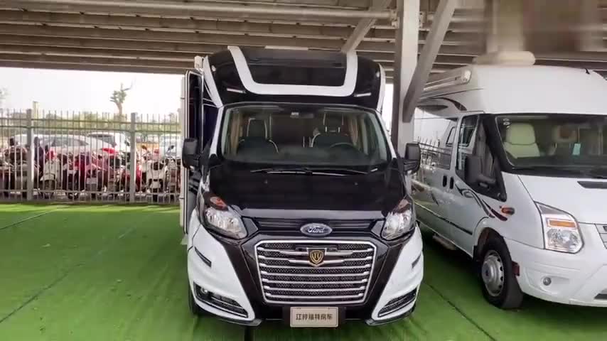 老崔又一个人把房车开进了大草原的中间,冰镇啤加白配肉饺子无敌