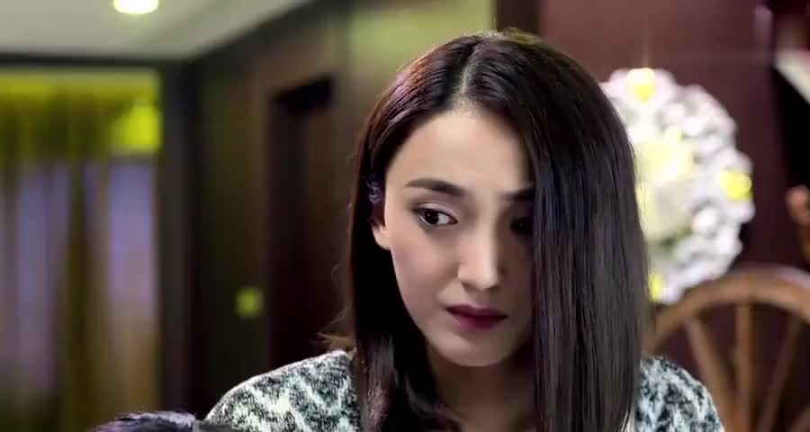 花三百万雇来的美女保镖实际年龄竟是54岁保养的也太好了