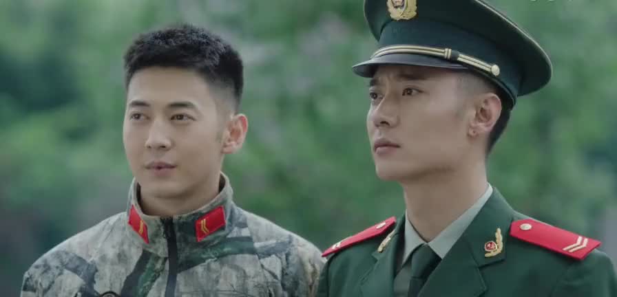 特大交通事故,飞豹突击队火速赶往现场进行紧张的救护工作