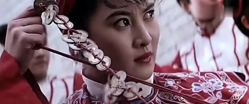 十三姨拍照被当成妖女,黄飞鸿英雄救美,霸气出手吊打白莲教暴徒