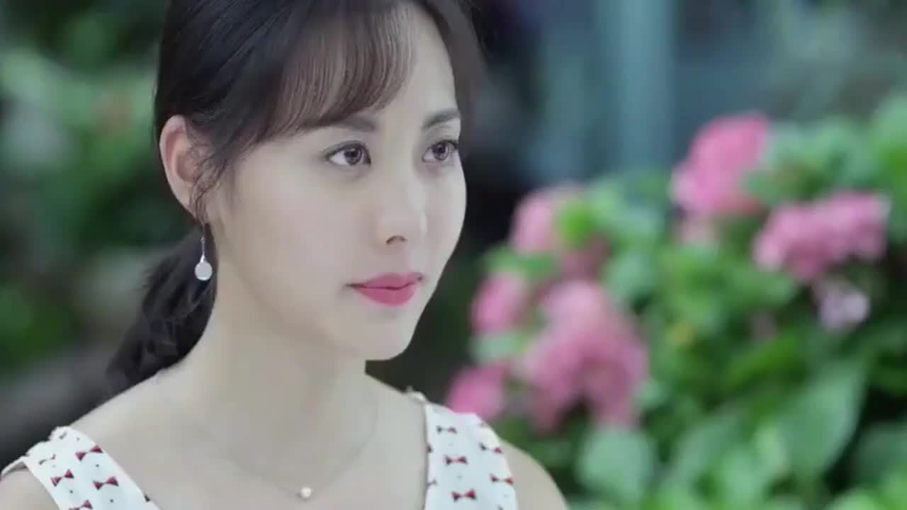 冷小曼打晕送饭士兵,想要逃出监狱,谁知刚走出牢房几步就被抓了