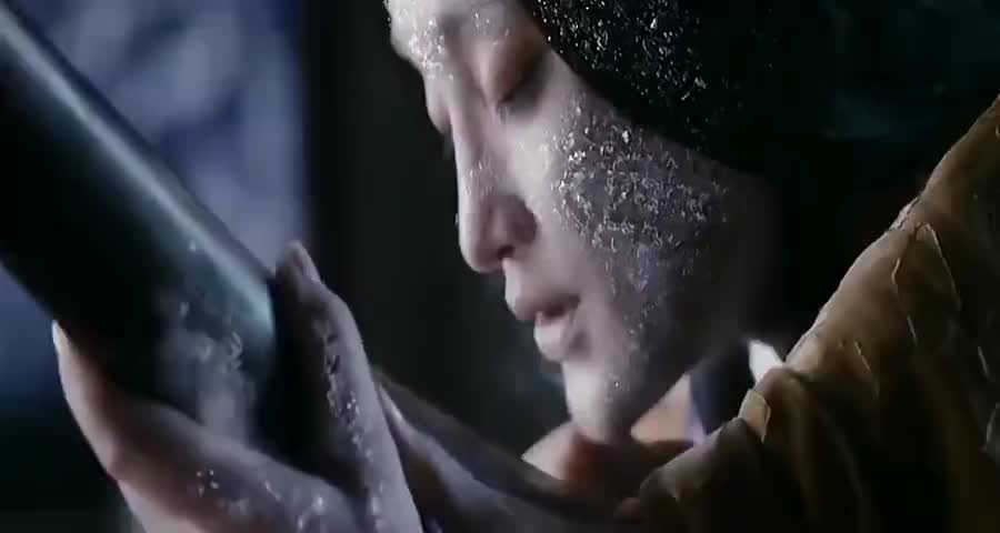 遭到风雪袭击,房屋被冻成"冰雕"