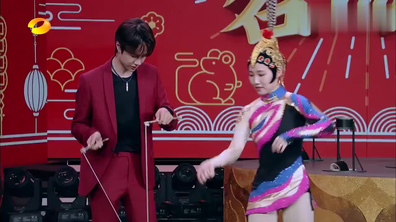 王一博抖空竹"绕花线"~天才少年一次就成功了!