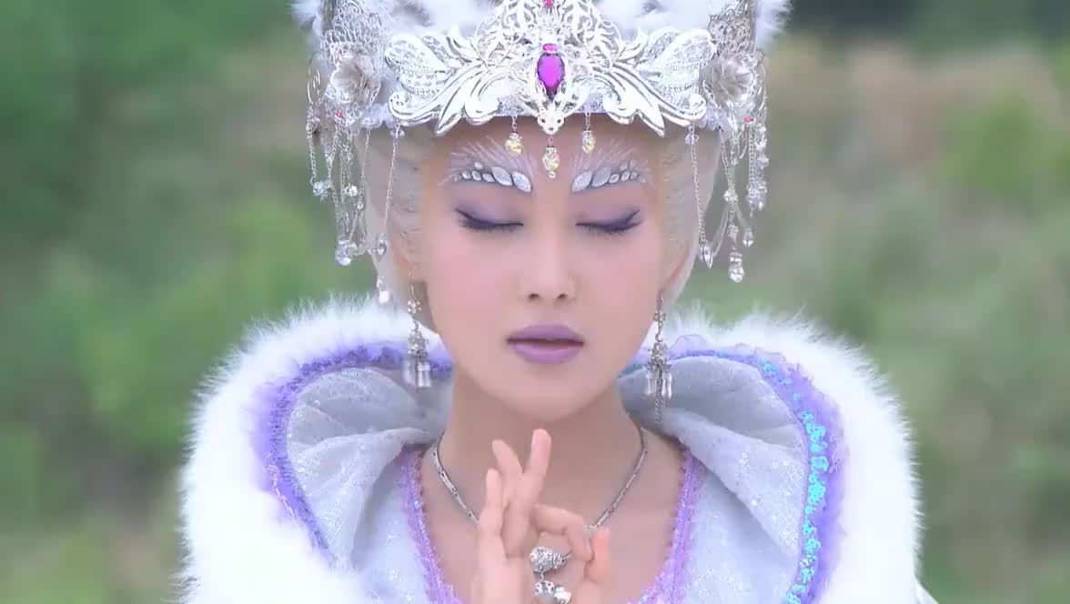 胡仙儿接到命令,便和姐妹一同前往朝歌,刺杀纣王!