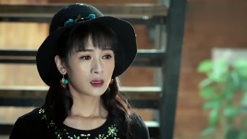 女子从天而降惊艳众人实在长得太漂亮了