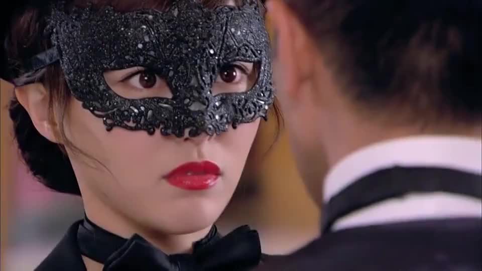 灰姑娘试了件礼服霸道总裁看了瞬间心动了