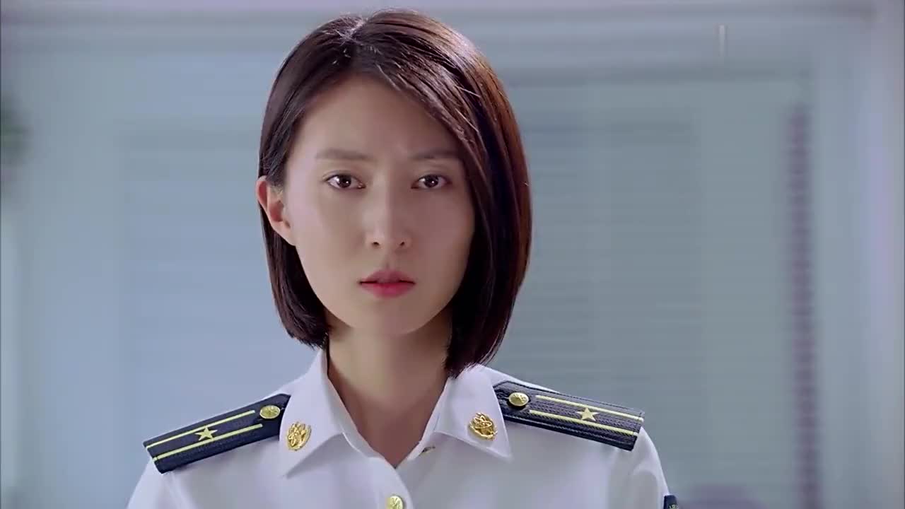 女教官解开衣领,少校军医以为心脏有问题,不料下秒军医傻眼了