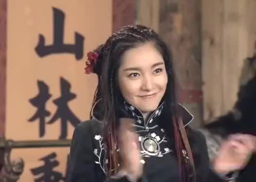 热血勇士:女土匪看上壮小伙,拿拳头试他身手,太精彩了