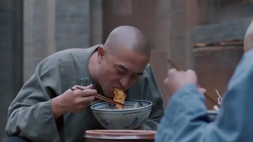 黑娃太幸福了母鸡一下个蛋立马就放黑娃油泼面里了