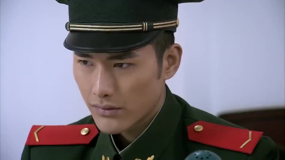 何晨光因天气昏倒,战友们看到晨光的一瞬间,战友们沉默了