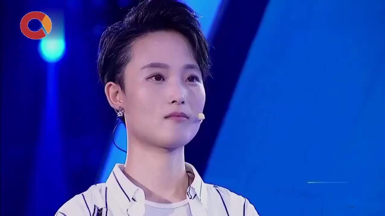 酷帅短发女嘉宾耿直告白袁世中,俩人站一起像极了兄弟