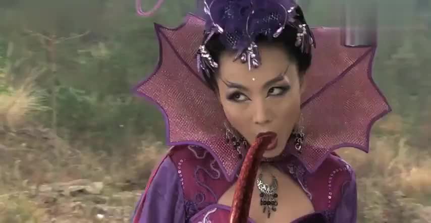 蜥蜴精和青蛙精大战,两人都有长舌头,没想她的长舌头居然回不去