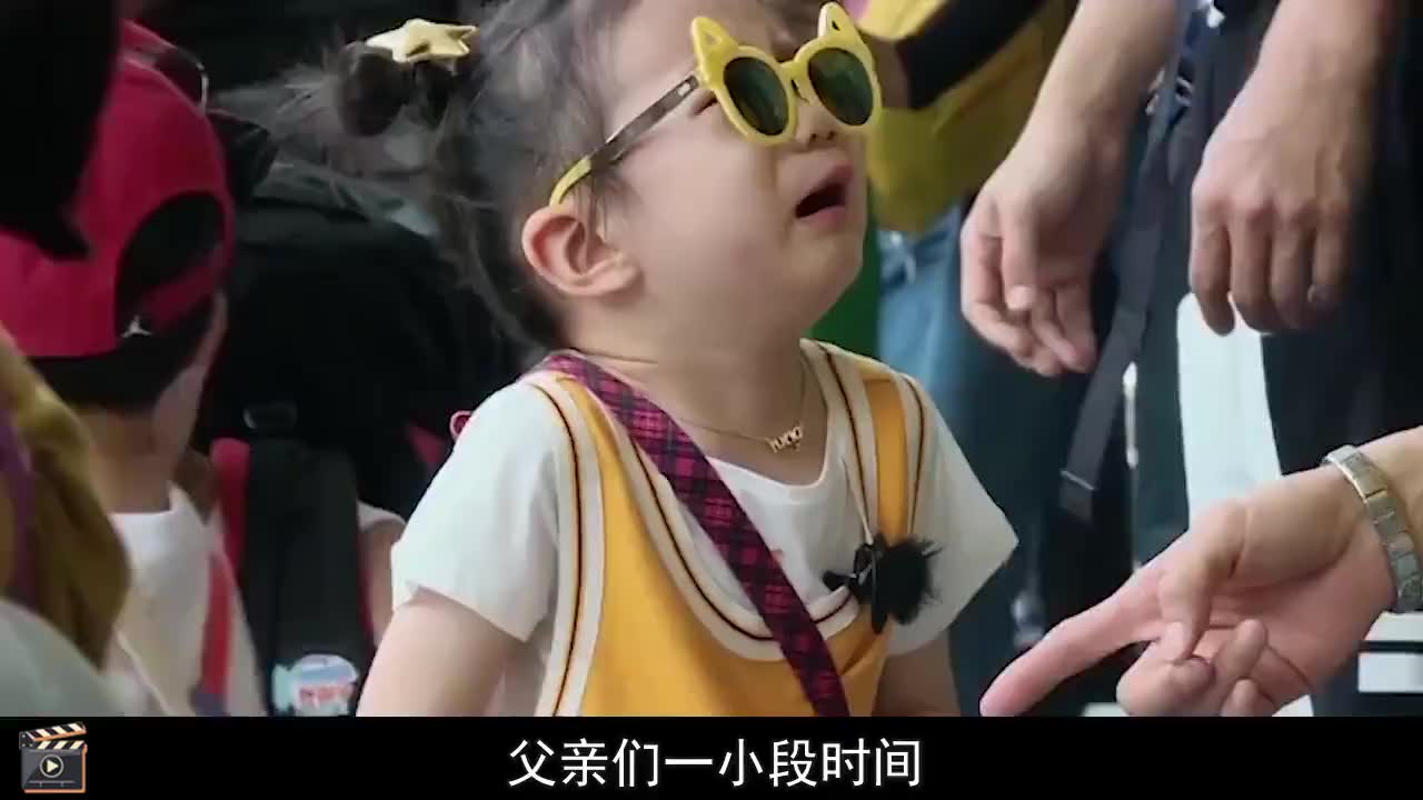 小九脏兮兮玩弄冰淇淋,一旁lucky的下意识表情,包揽我一天笑点