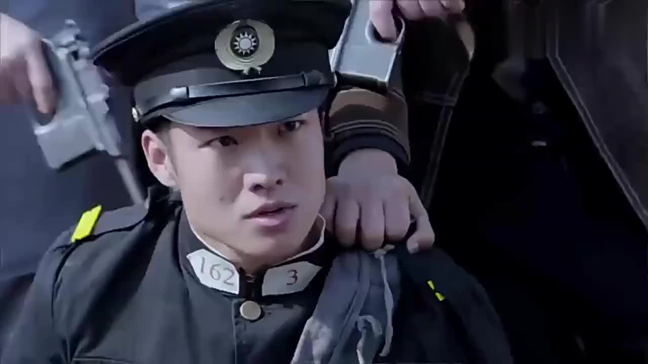 老太太的眼力超强,一队警察发现了日本特务,这种气氛相当霸气