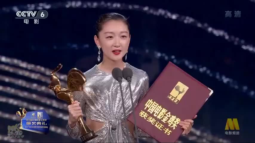 沈腾换装骑单车赶金鸡红毯 周冬雨达成三金影后大满贯