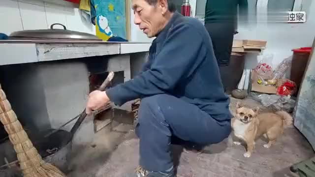 小刀开始学做饭,做了一盆水煮肉片,还让刺老芽给老妈表白了!