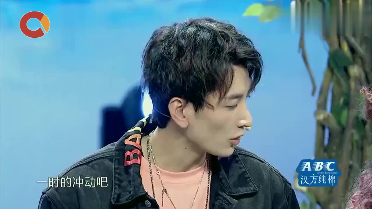 非常完美:混血辣妹表演自学舞蹈,男嘉宾们都给出了很高的评价