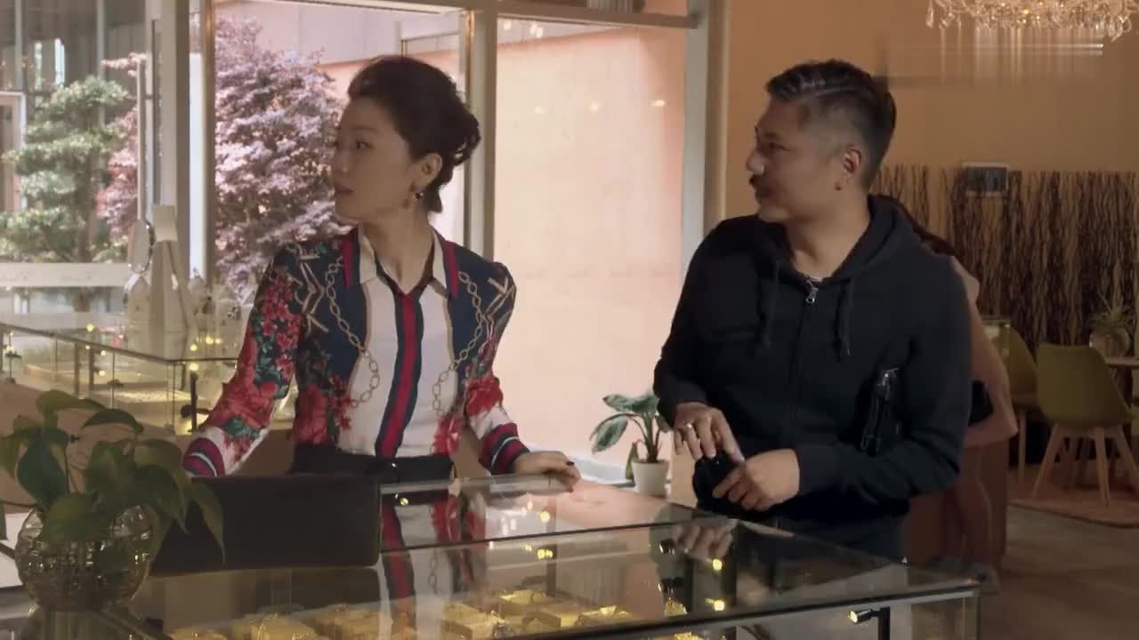 风水轮流转,吴若曦成了大老板,还了钱马哥要请她吃饭