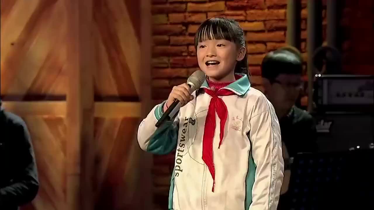 音乐大师课:她穿校服来歌声动听有故事10岁的她唱哭主持