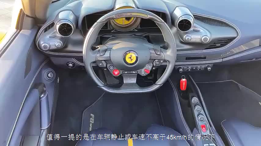 实拍:富二代开着法拉利拉着漂亮女友真让人羡慕!