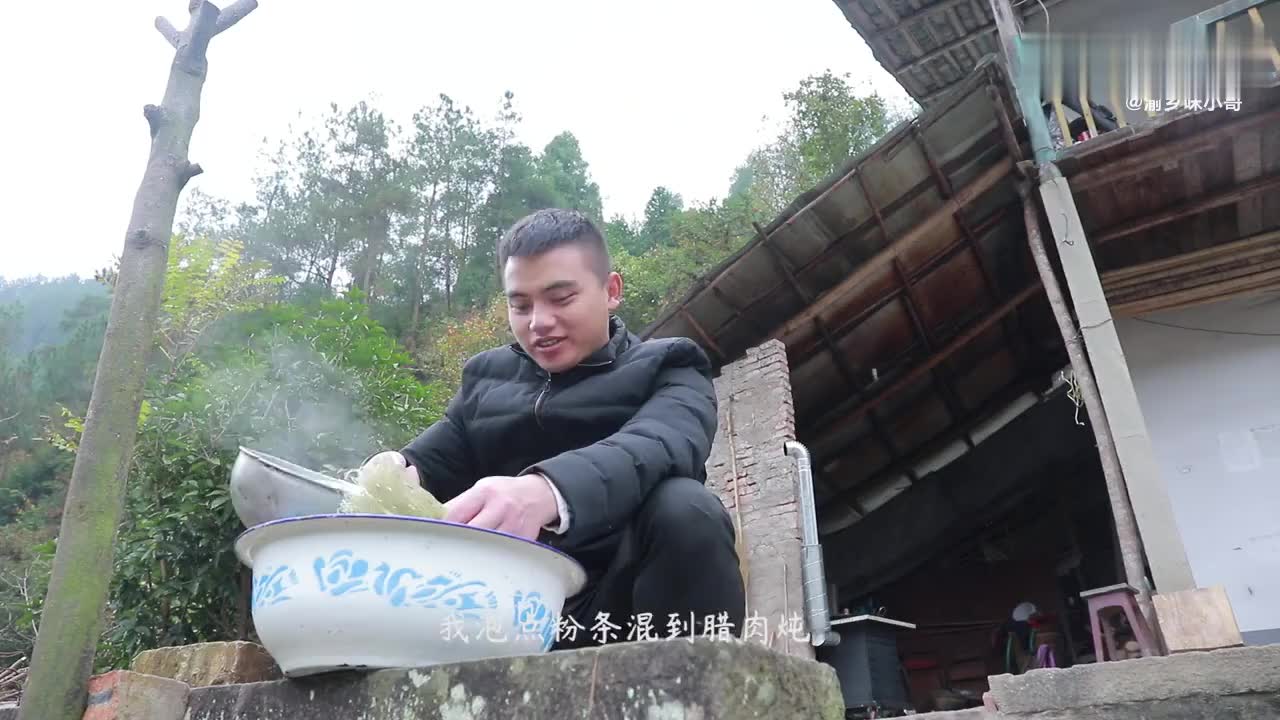 朋友如期而至,做完最后的工序,竹海刘老九准备一桌好菜犒劳