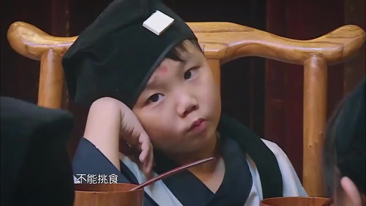 马皓轩餐桌上不守规矩,汪老师一戒尺下去,瞬间眼泪都下来了